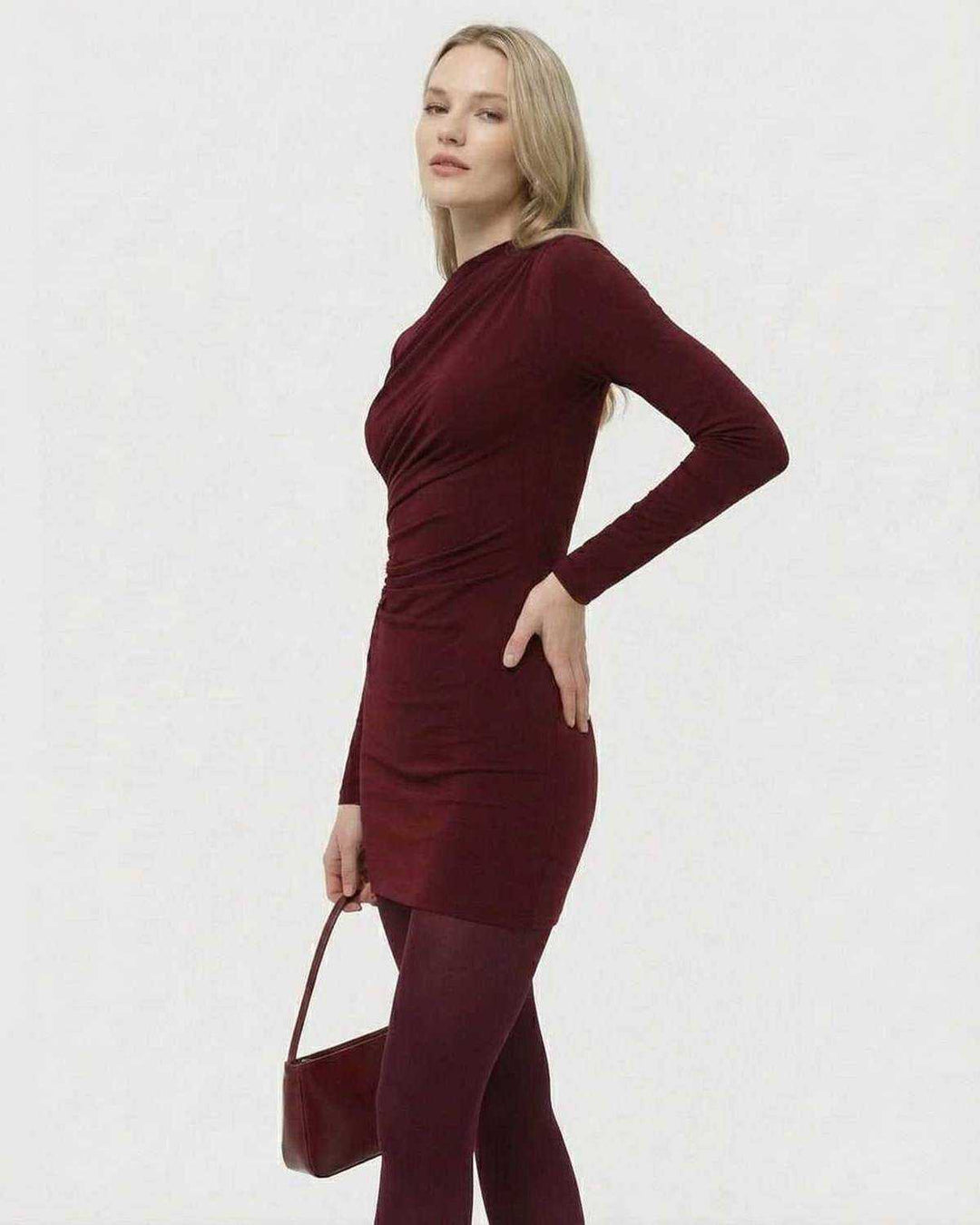 Vestido burdeos de manga larga bodycon, ajustado y moderno, perfecto como vestido de fiesta para mujer.