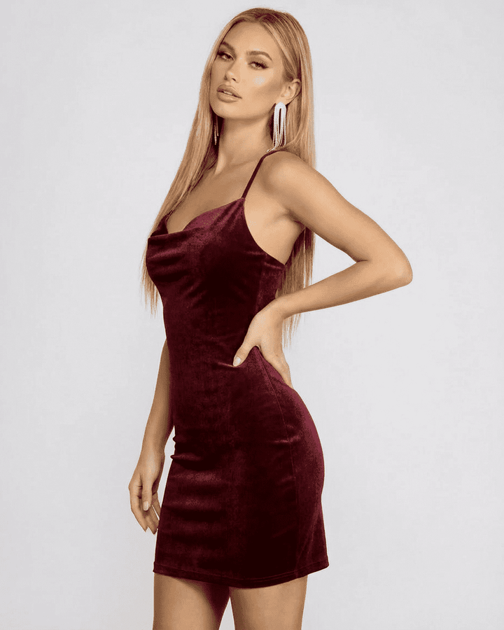 Vestido de noche burdeos mini para mujer, con diseño elegante y sin espalda, ideal para ocasiones especiales.