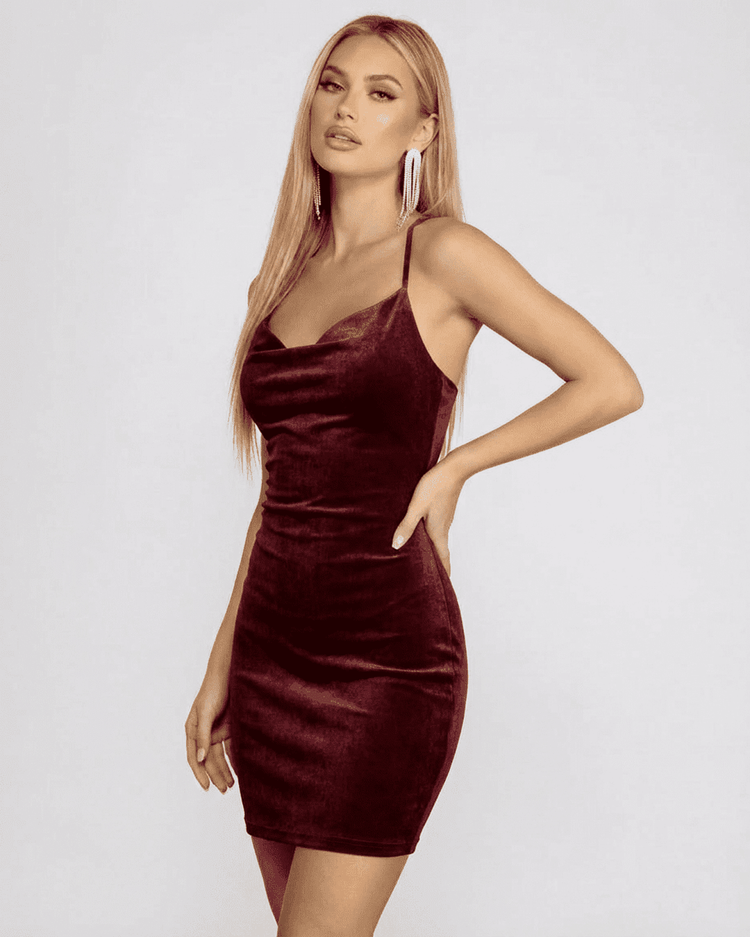 Ropa de mujer: Vestido mini burdeos elegante sin espalda, ideal para fiestas y estilo nocturno.