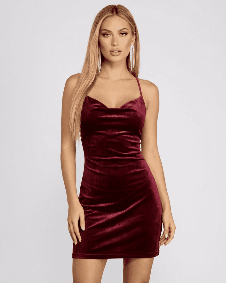 Elegante vestido mini burdeos para mujer, con espalda descubierta, ideal para fiesta o cóctel.