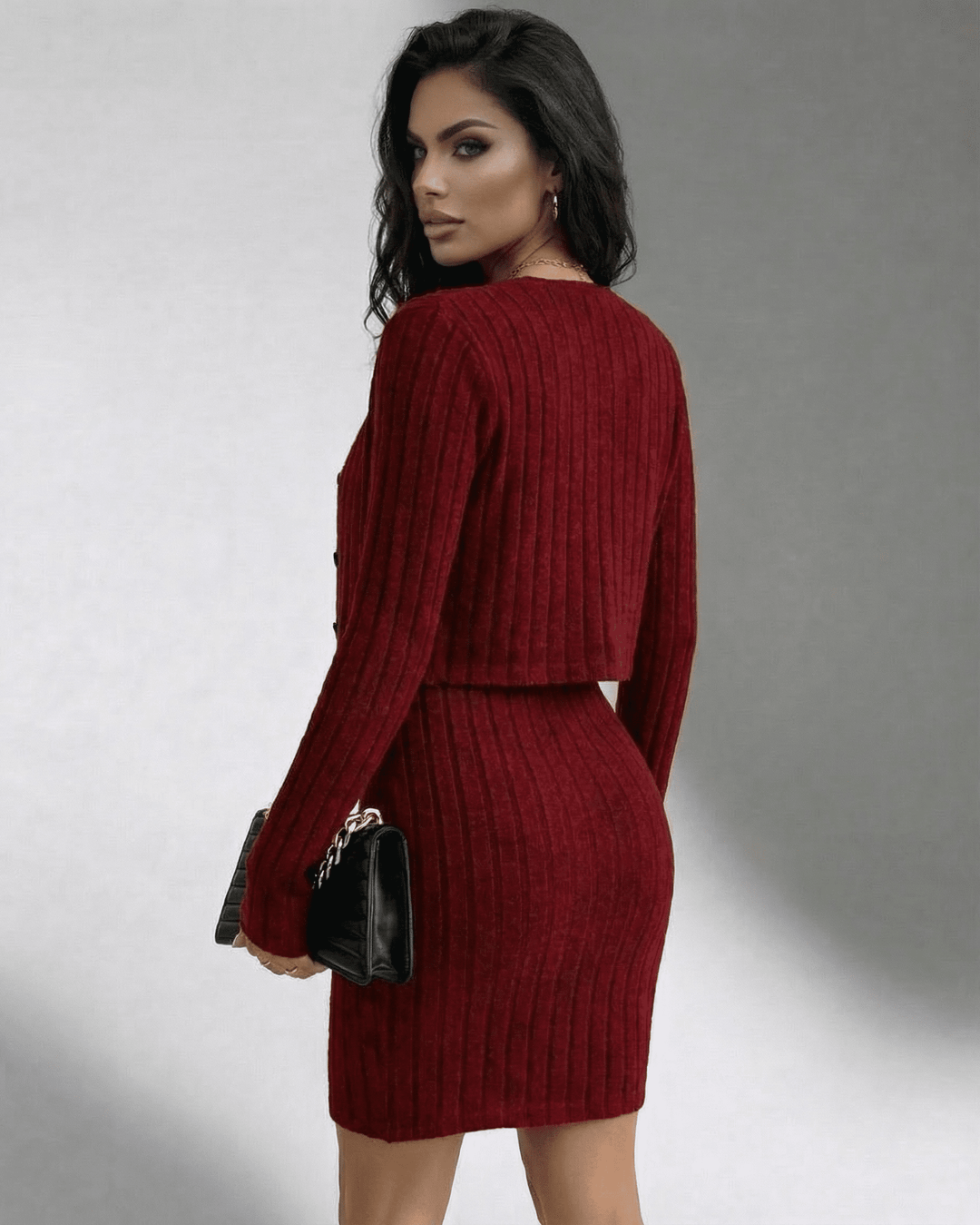 Moda femenina sofisticada: conjunto de dos piezas burdeos con vestido ajustado y cárdigan.