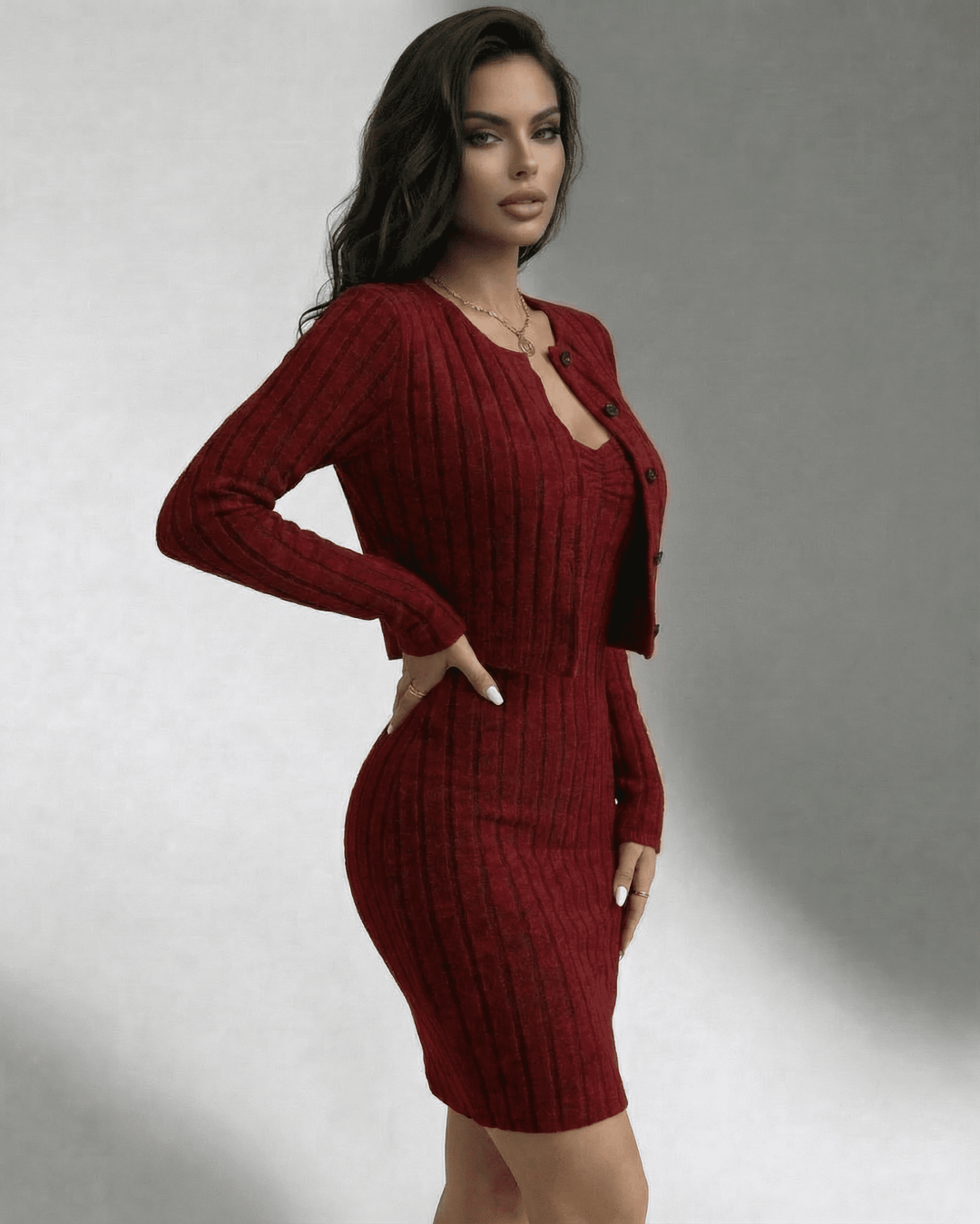 Vestido acanalado y cárdigan burdeos, un conjunto femenino elegante para diversas ocasiones.