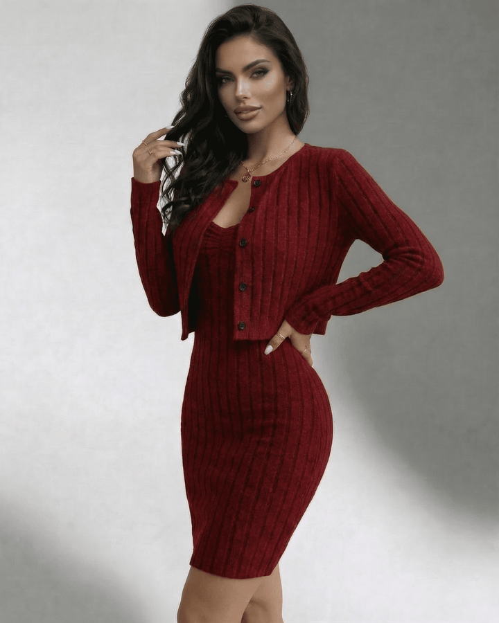 Look chic con conjunto burdeos de mujer: vestido acanalado de moda y cárdigan elegante.