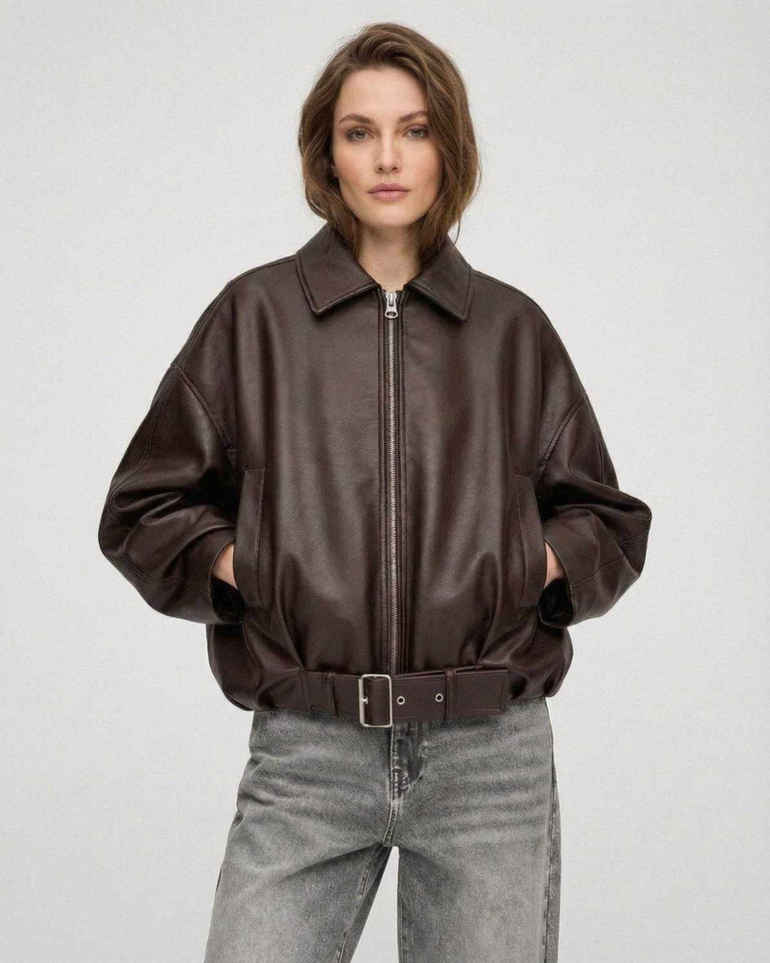 Chaqueta marrón oversize para mujer con cinturón. Estilo chic elegante, ideal para moda de transición.
