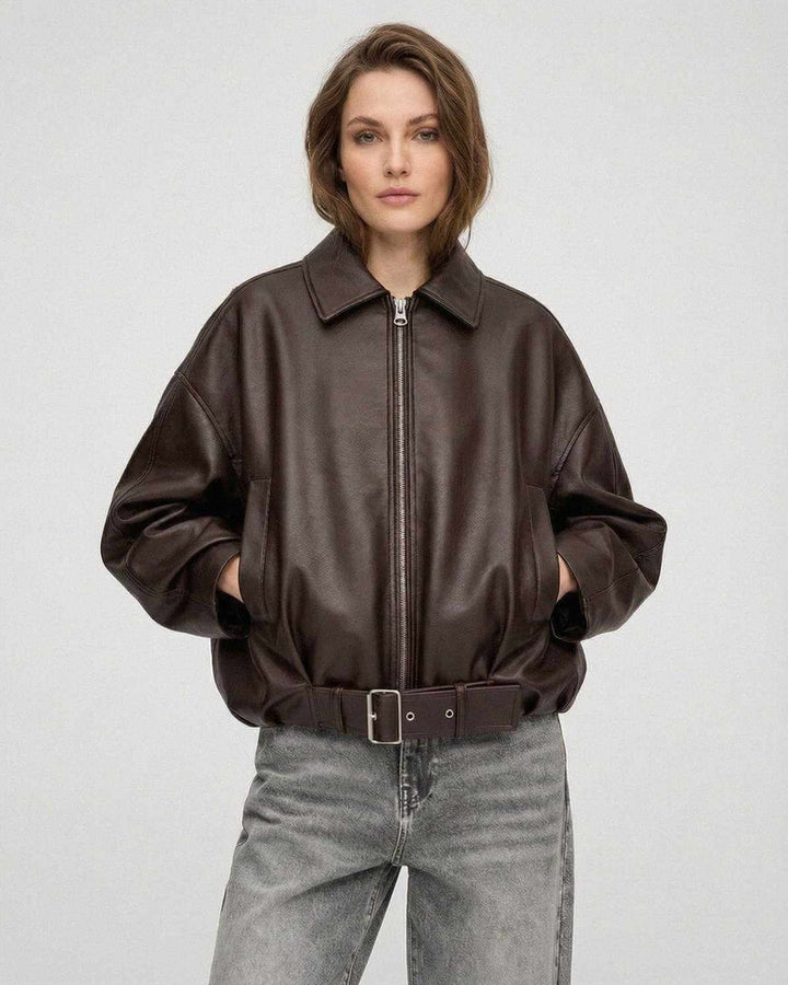 Chaqueta marrón oversize para mujer con cinturón. Estilo chic elegante, ideal para moda de transición.