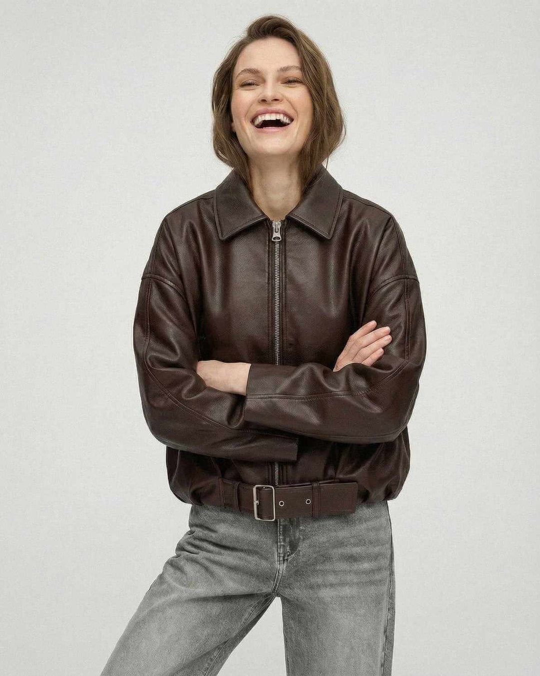 Chaqueta Marrón Oversize Chic para mujer. Con cinturón, versátil para looks de día o de noche.