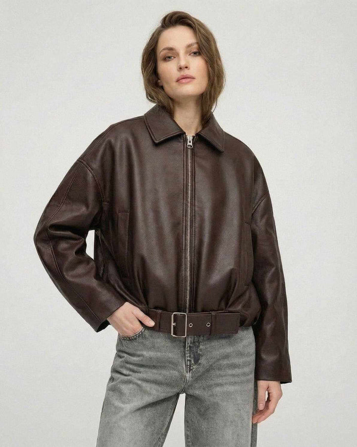Chaqueta marrón de mujer, corte oversize, con cinturón ajustable. Perfecta para un estilo chic y moderno.