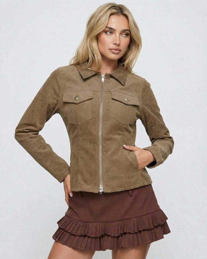 Chaqueta de mujer marrón, entallada y con zip, para un look diario chic y moderno.