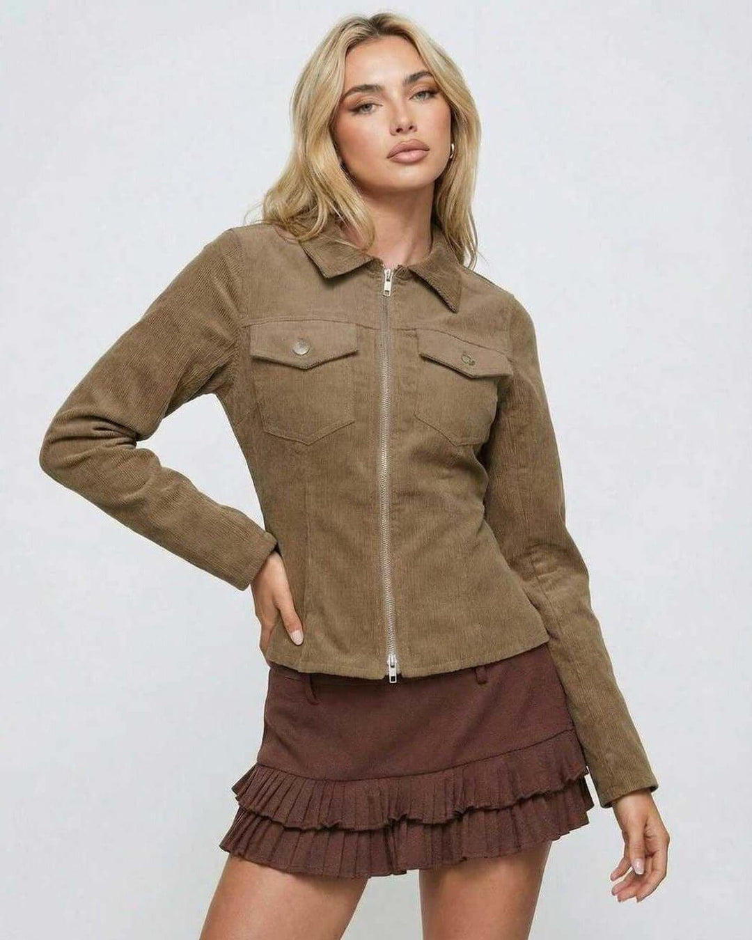 Elegante chaqueta marrón entallada para mujer, perfecta para otoño y primavera. Estilo casual chic.
