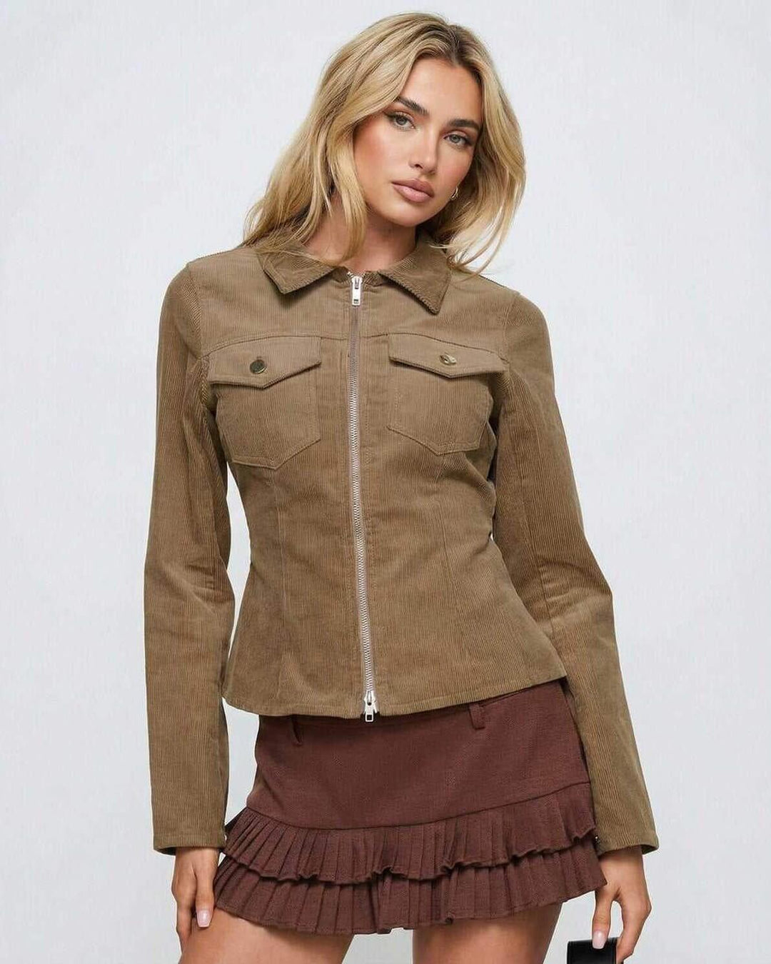 Chaqueta de mujer marrón ajustada con cremallera, ideal para estilo chic diario.