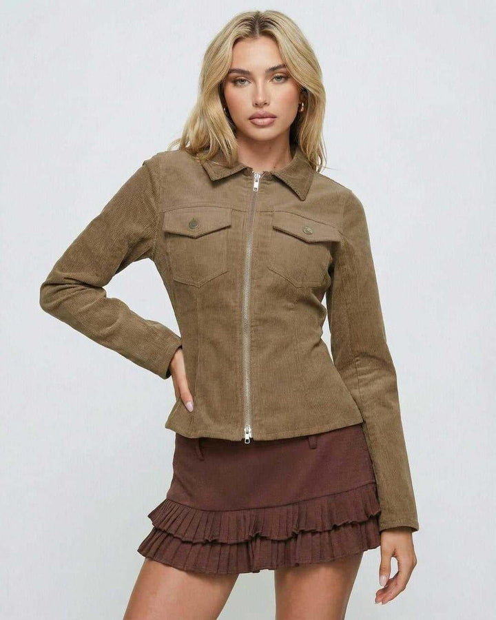 Chaqueta de moda marrón café con cremallera, corte ajustado para mujer. Estilo casual elegante.