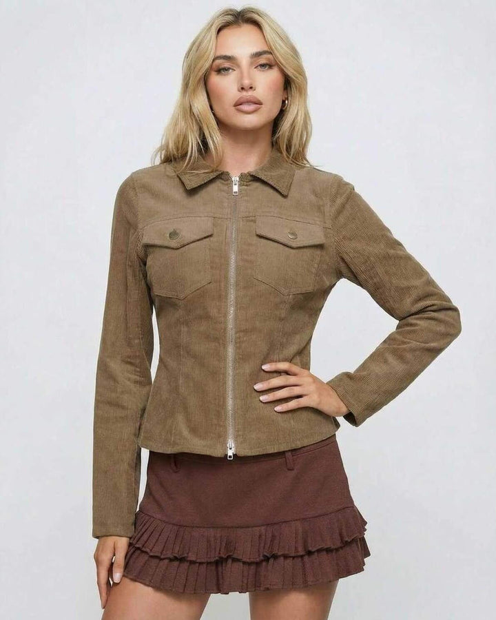 Chaqueta marrón con cremallera, diseño ajustado que realza la figura femenina. Vestuario versátil.