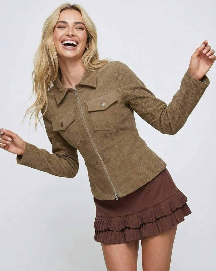 Chaqueta chic para mujer en tono marrón, con cremallera y diseño entallado. Tendencia actual.