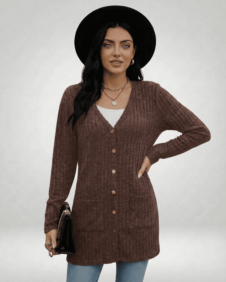 Cárdigan largo blanco de mujer, tendencia otoño/invierno. Ropa de punto para un look casual y chic.