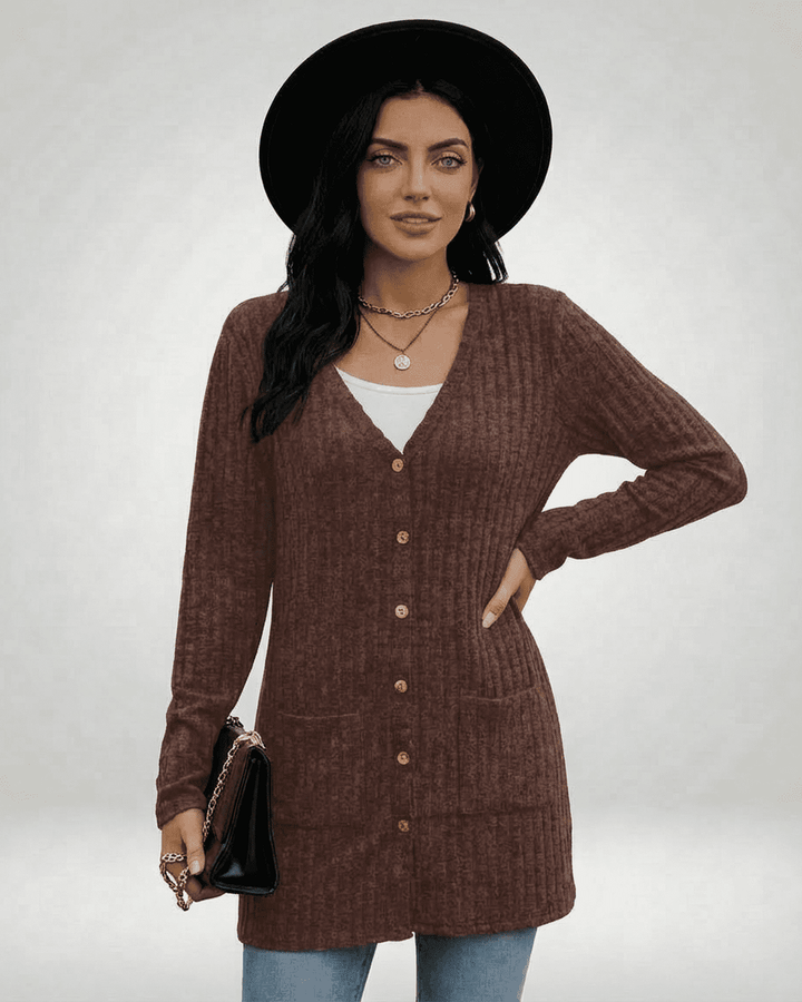 Cárdigan de punto blanco para mujer. Moda femenina larga y versátil, con estilo casual para otoño/invierno.