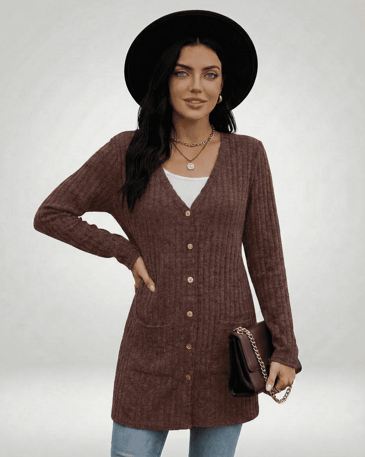Cárdigan de mujer blanco de punto, estilo casual versátil. Moda femenina para combinar en otoño/invierno.