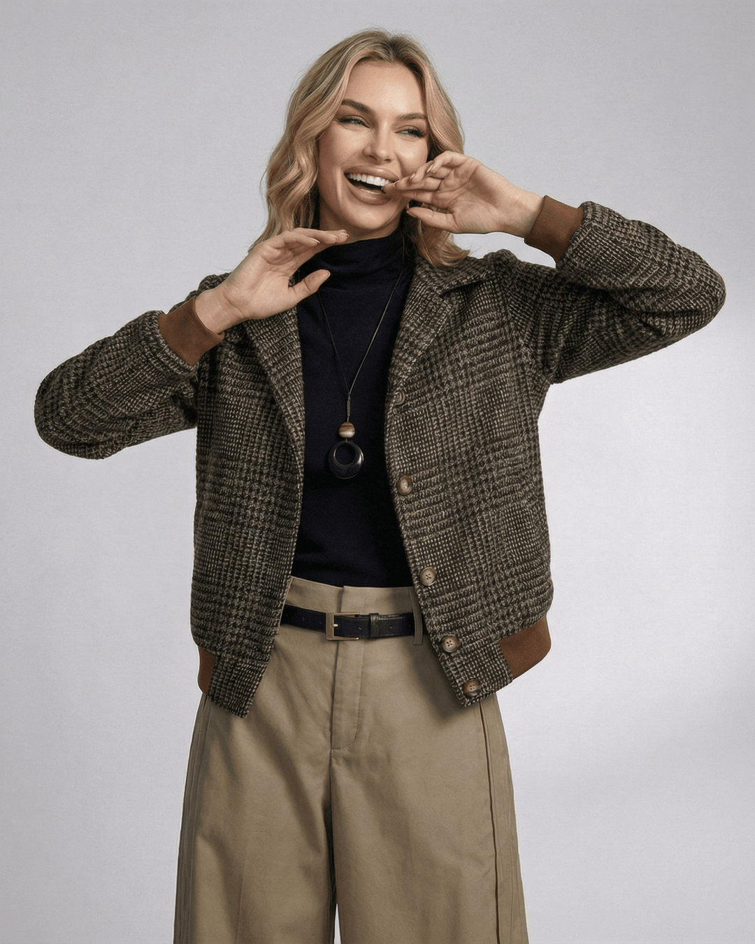 Chaqueta de cuadros con solapa para mujer, estilo clásico y chic. Ideal para looks de oficina y casuales de otoño.