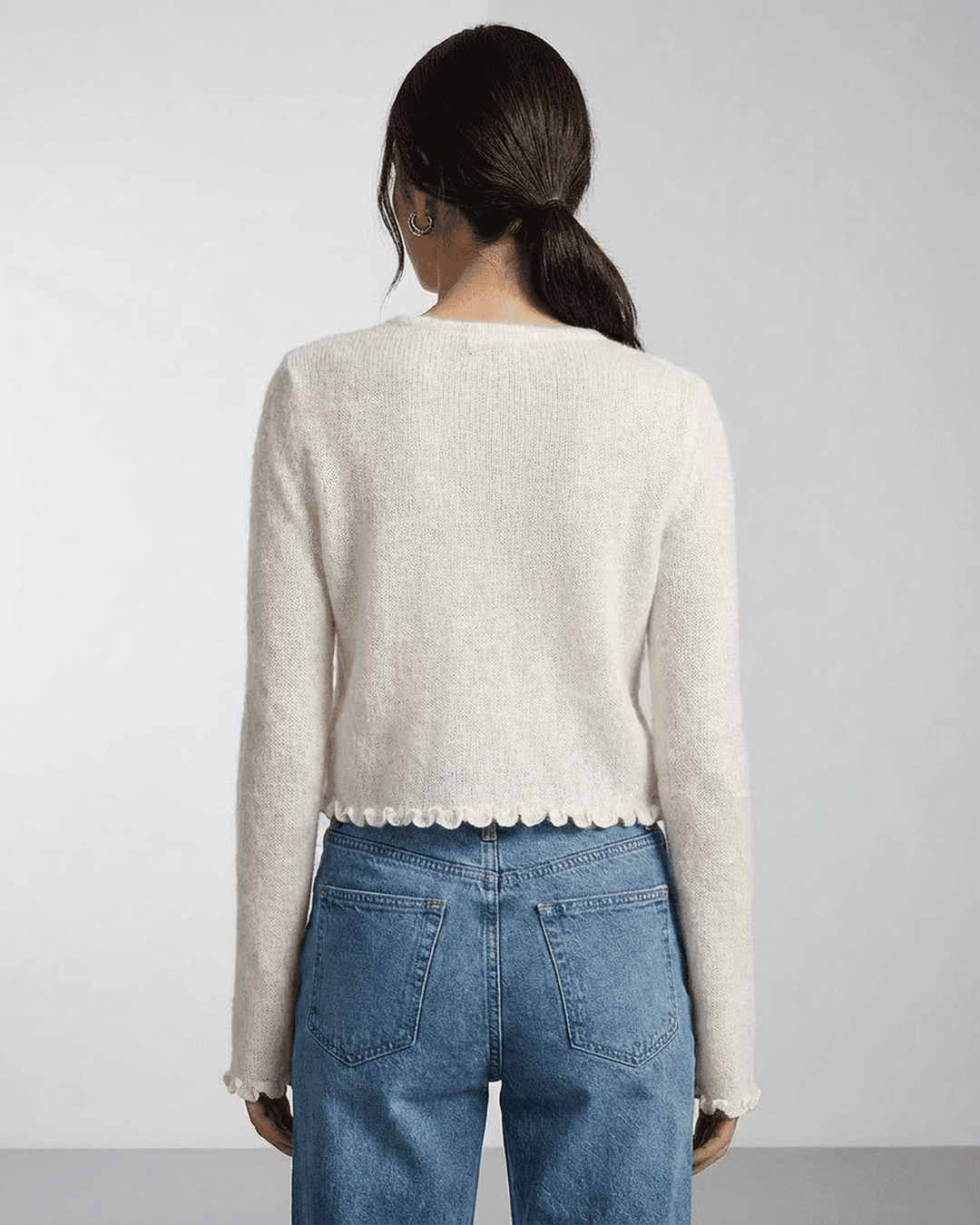 Elegante cárdigan blanco floral para mujer, con botones tipo Camelia. Ideal para un estilo diario casual.