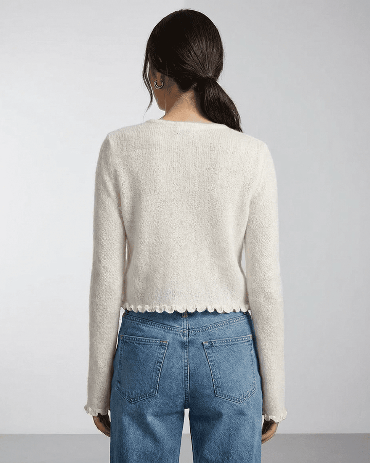 Elegante cárdigan blanco floral para mujer, con botones tipo Camelia. Ideal para un estilo diario casual.