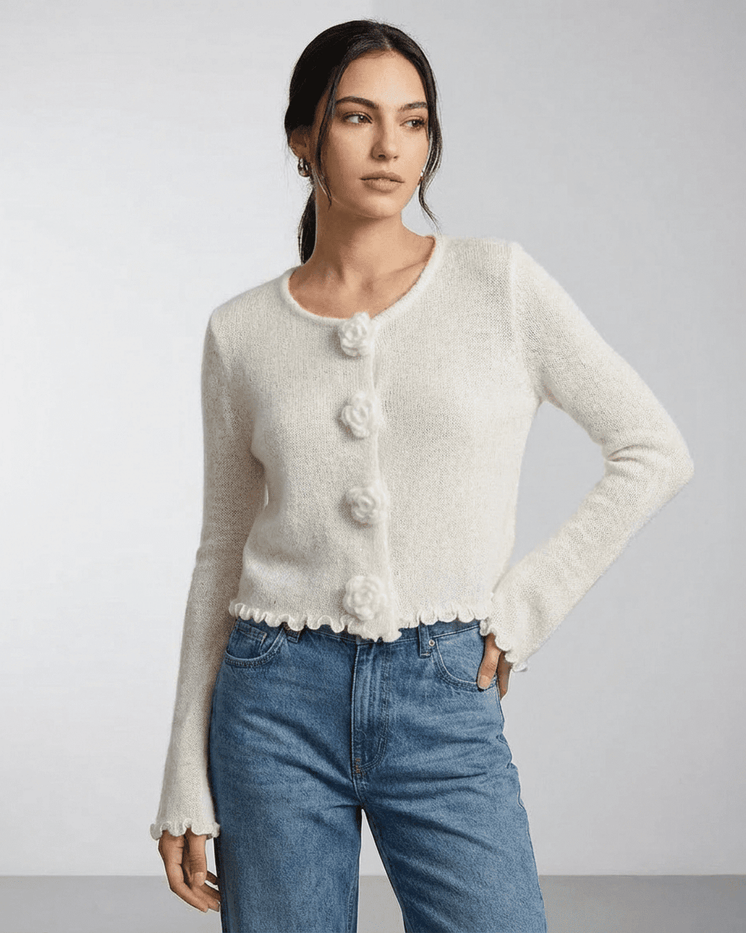 Cárdigan Camelia blanco para mujer, con botones florales; prenda de vestir de manga larga, cómoda y estilosa.
