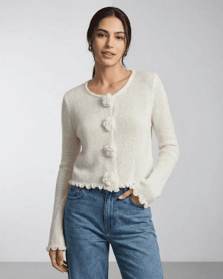 Cárdigan de mujer manga larga con diseño floral en botones, color blanco. Una prenda versátil y chic.