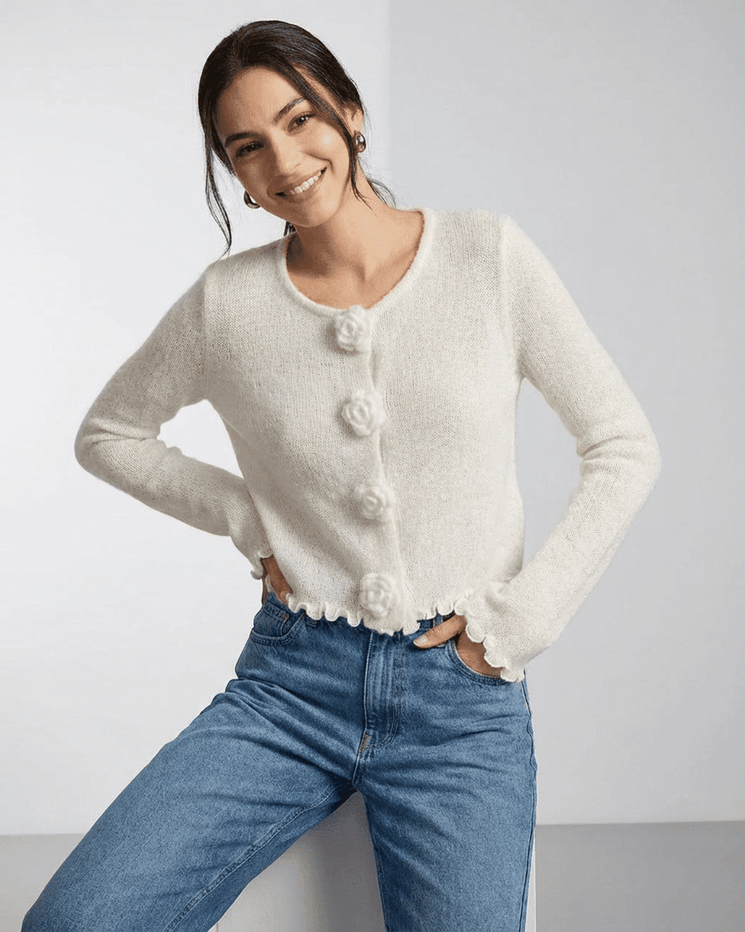 Cárdigan blanco de mujer con detalles florales, manga larga. Combina elegancia y comodidad para cualquier ocasión.