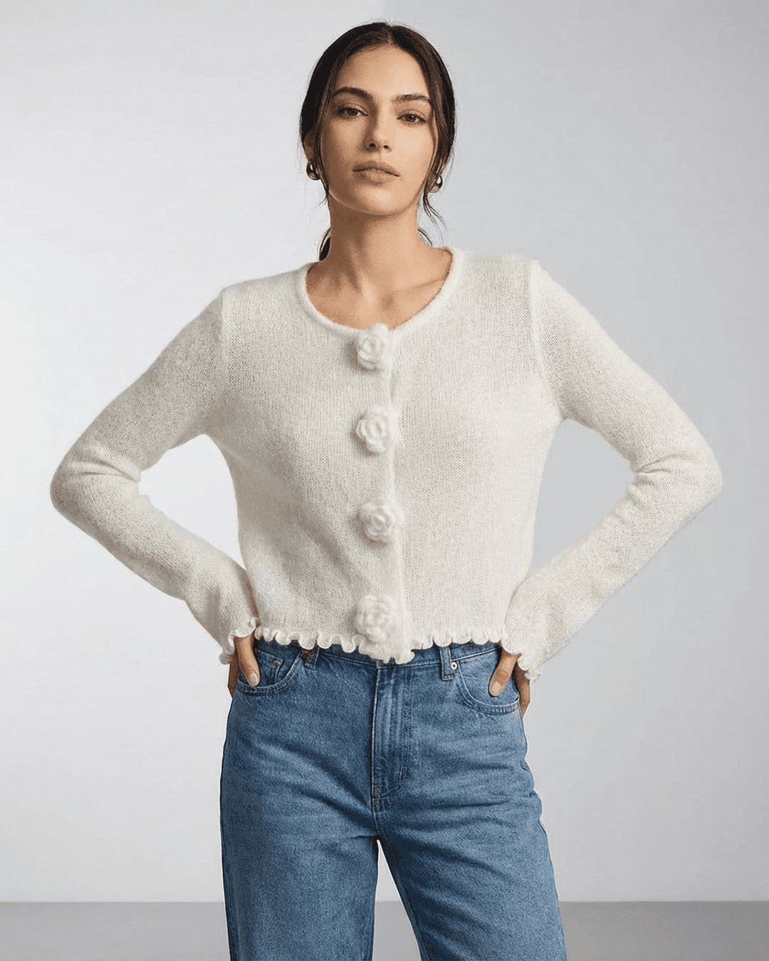 Cárdigan floral de mujer, blanco y con botones tipo Camelia. Estilo versátil para looks casuales y sofisticados.