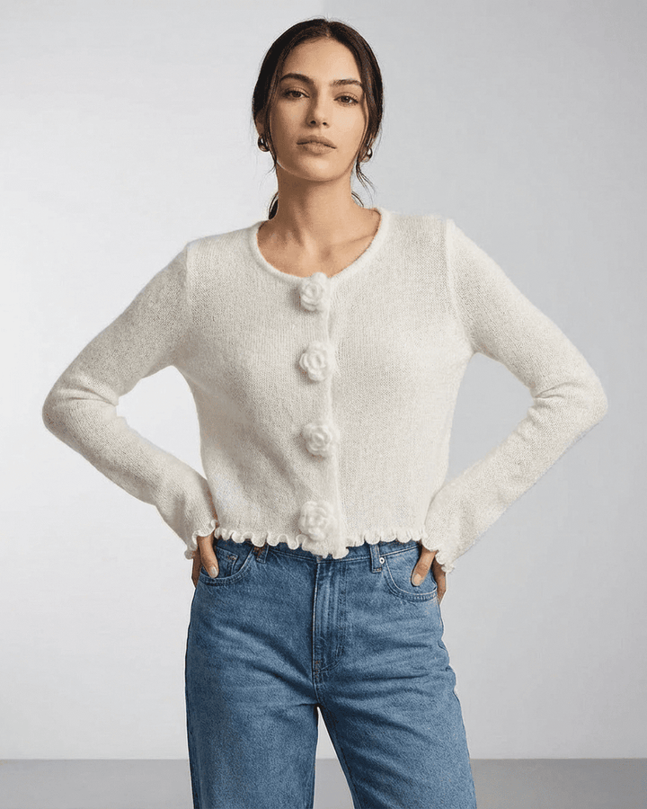 Cárdigan floral de mujer, blanco y con botones tipo Camelia. Estilo versátil para looks casuales y sofisticados.