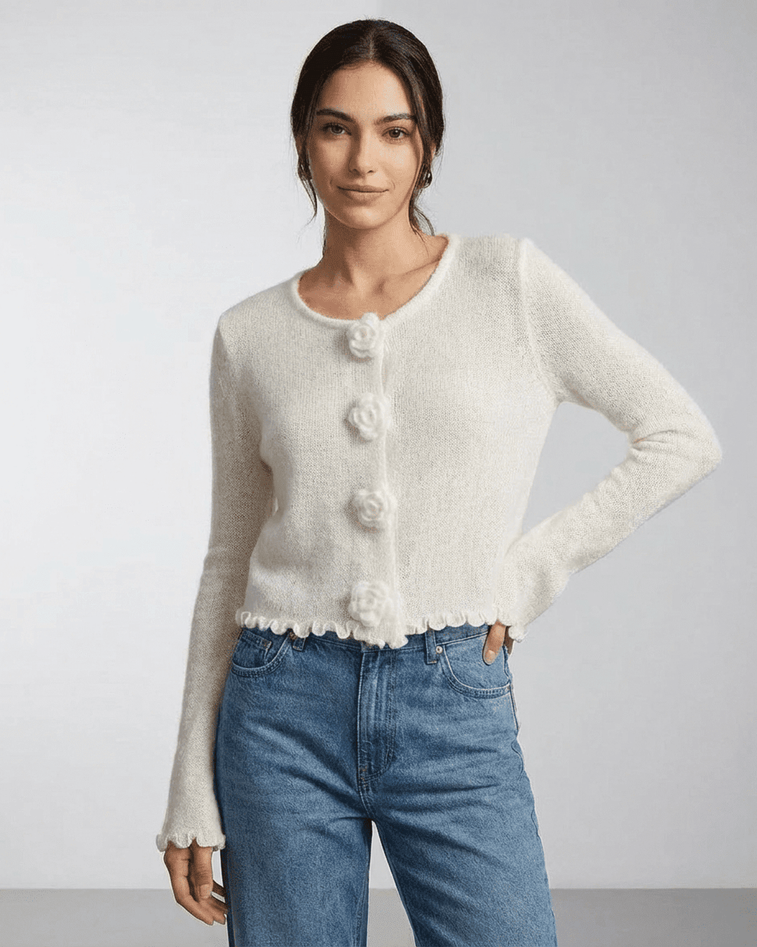 Prenda casual de vestir: cárdigan blanco Camelia para mujer, con botones florales. Perfecto para el día a día.