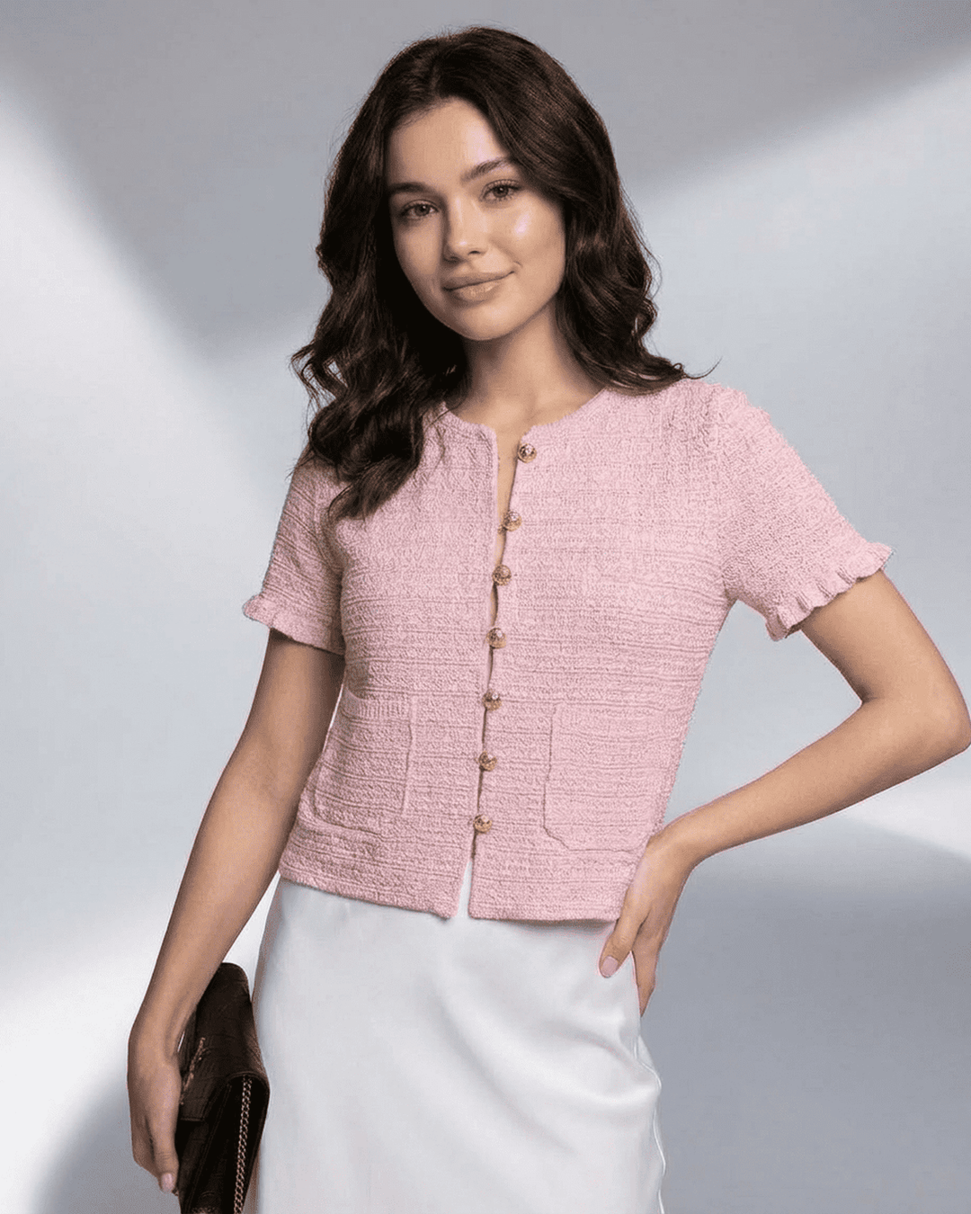 Elegante cárdigan blanco de mujer con escote O, manga corta, ideal para looks de primavera-verano.