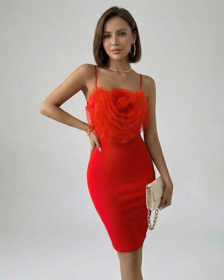 Vestido mini elegante Camelia rojo para mujer, sin tirantes, rosas 3D. Moda femenina atrevida.