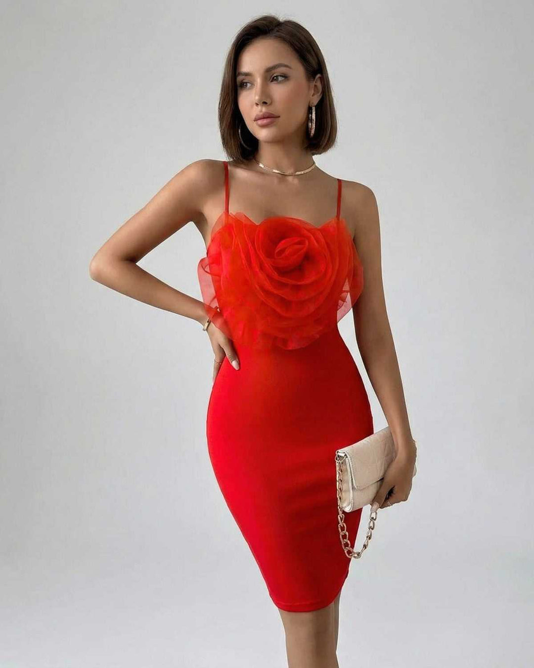 Vestido mini rojo Camelia de fiesta para mujer, sin tirantes, rosas 3D. Estilo glamuroso y chic.