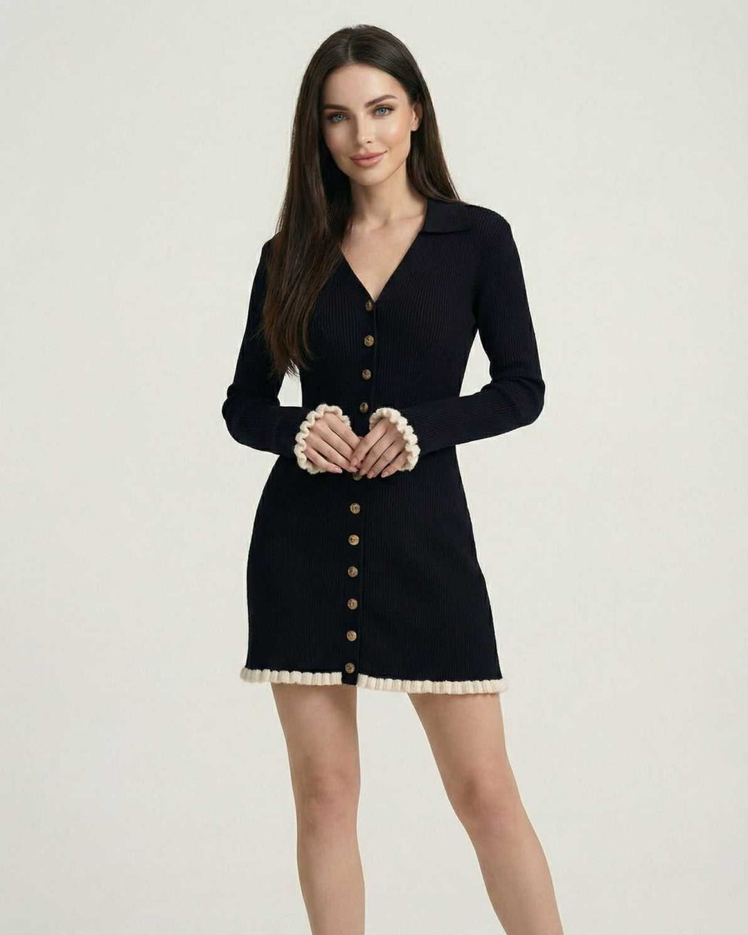Vestido mini blanco ajustado y cómodo de manga larga con detalles contraste, perfecto para un look chic de primavera.