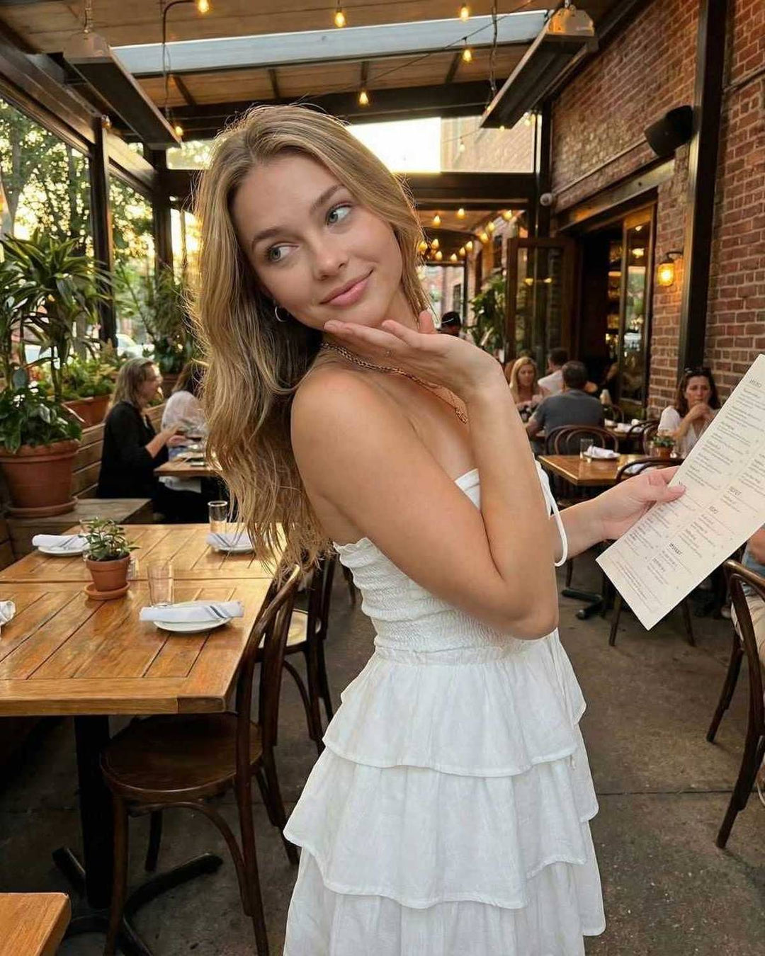 Vestido blanco mini estilo A-line para mujer, elegante y sin mangas, ideal para look de cóctel o casual.