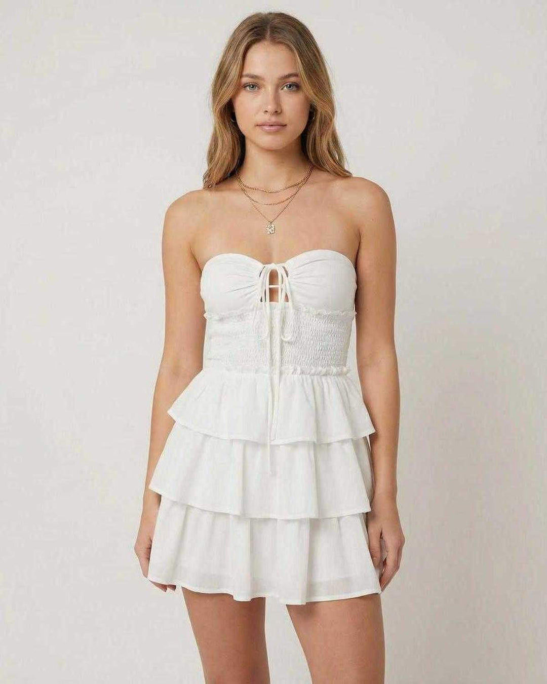 Elegante vestido mini Capri blanco, estilo A-line con falda en capas, look chic para cóctel.