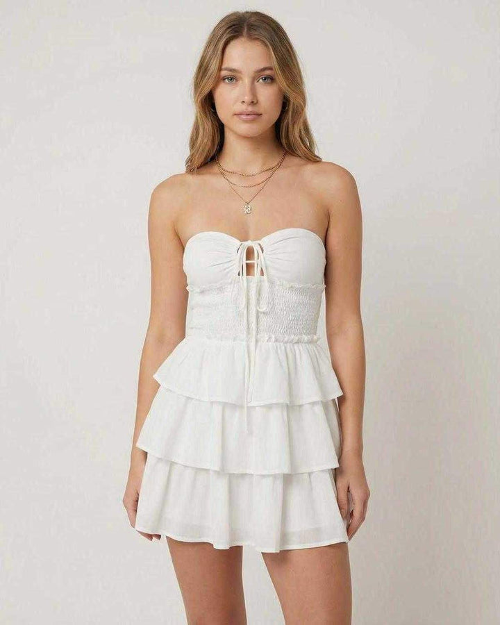 Elegante vestido mini Capri blanco, estilo A-line con falda en capas, look chic para cóctel.