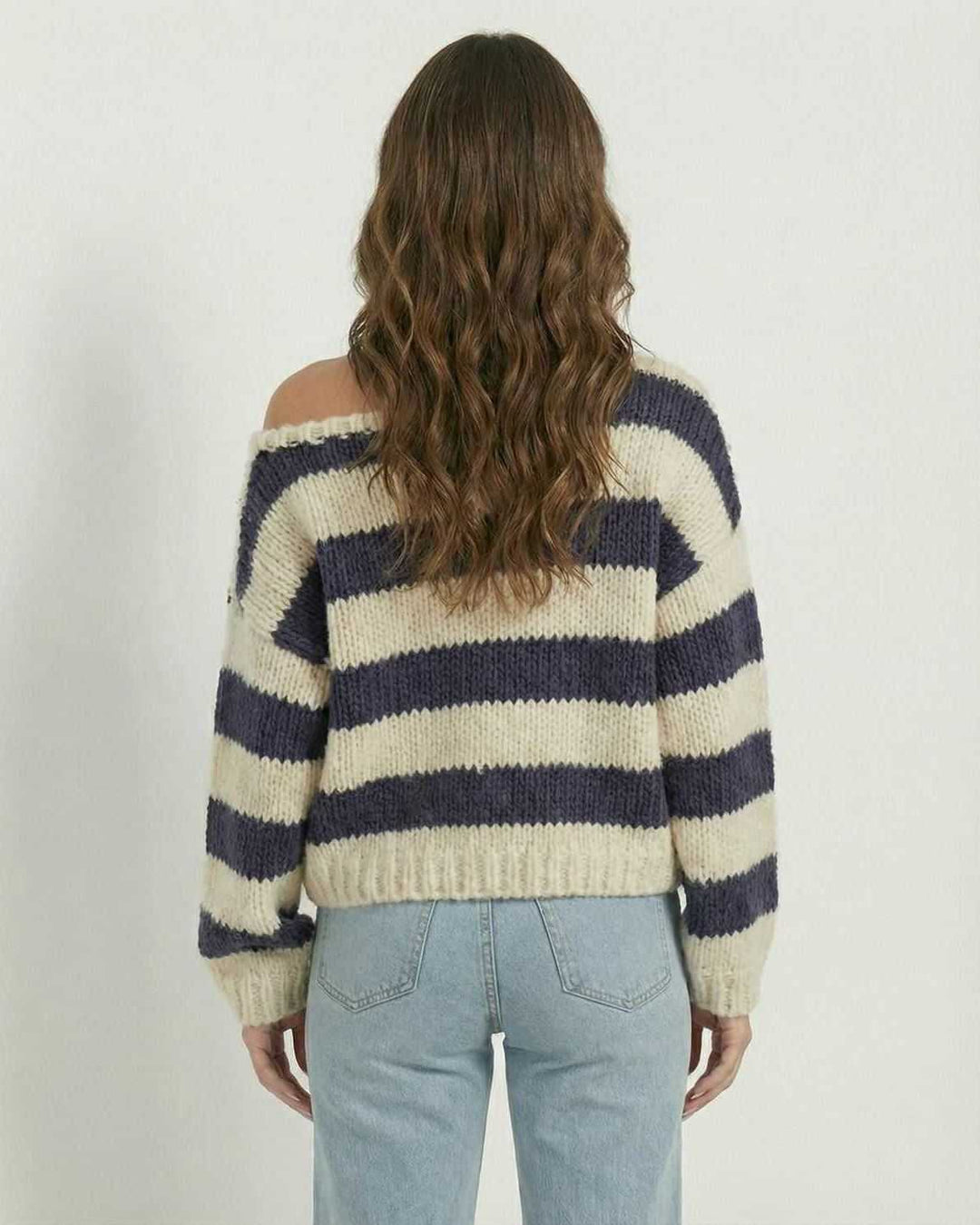 Jersey de mujer pullover, diseño a rayas y cómodo escote en V. Perfecto para un look casual y versátil.
