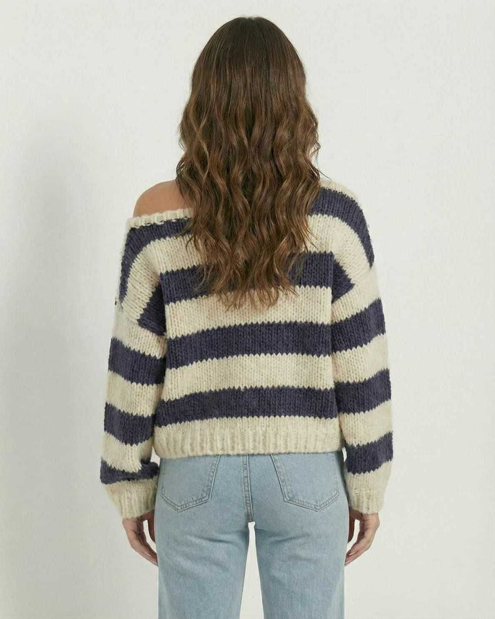 Jersey de mujer pullover, diseño a rayas y cómodo escote en V. Perfecto para un look casual y versátil.