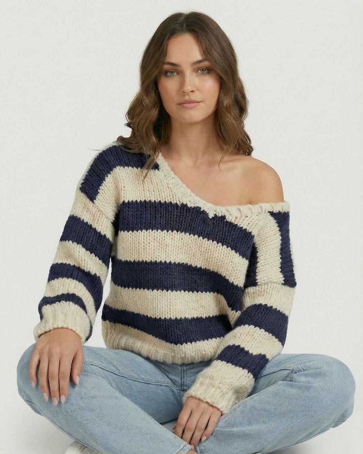 Suéter de rayas de moda femenina con escote en V. Jersey de mujer versátil para un estilo casual y moderno.