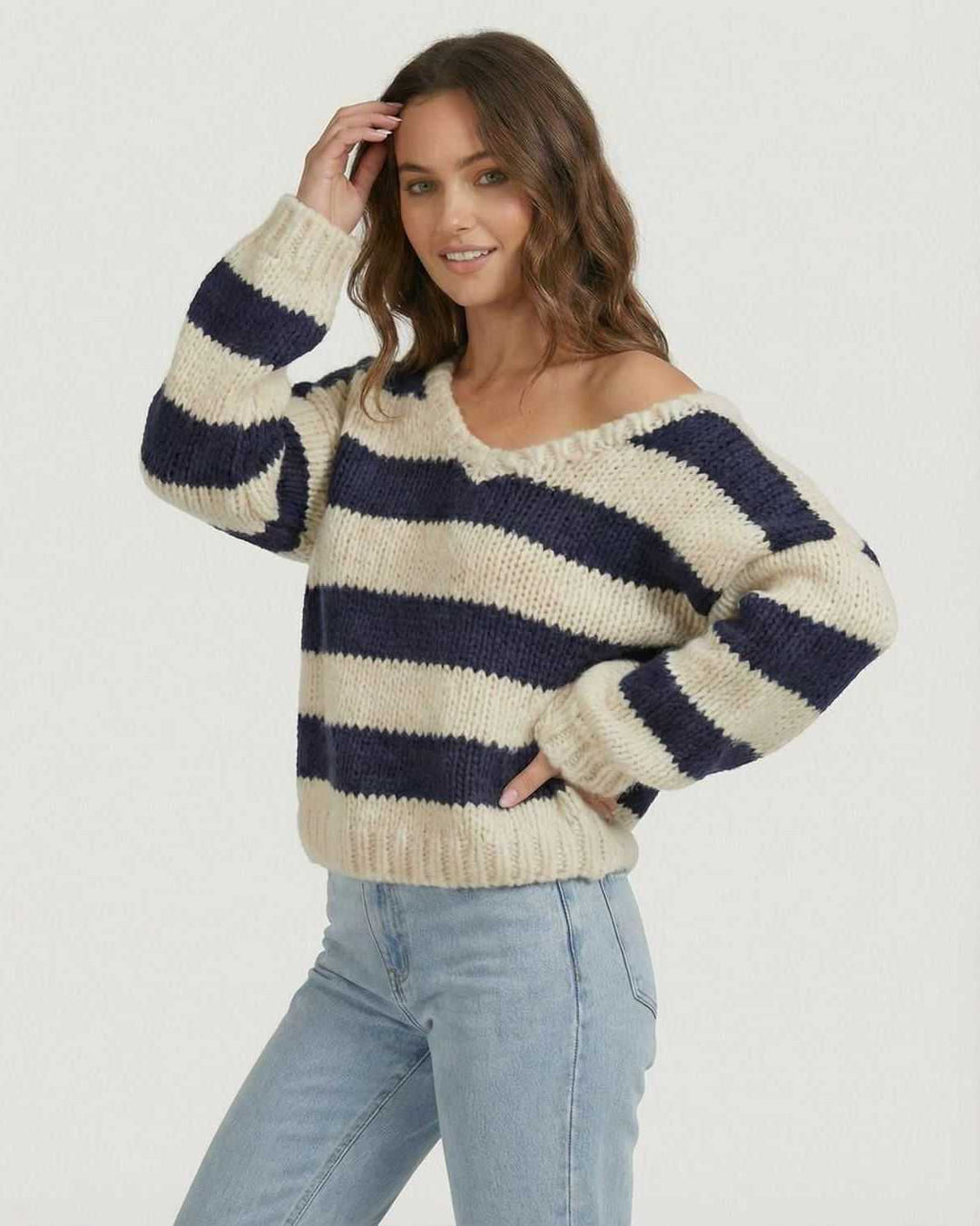 Suéter de punto para mujer con rayas y escote en V. Moda femenina cómoda, ideal para otoño-invierno.