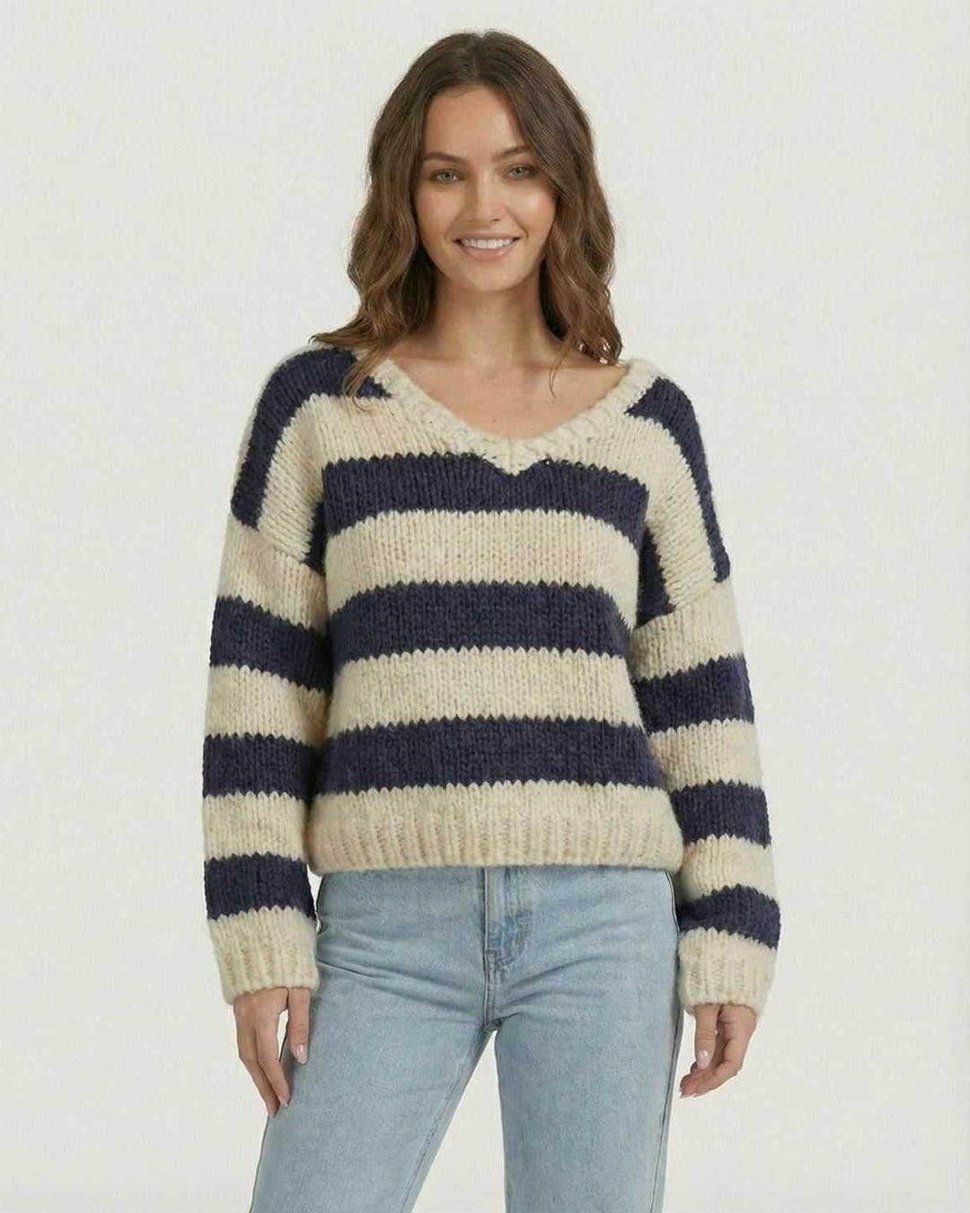 Pullover de mujer a rayas, escote en V. Cómodo y relajado, perfecto para looks de otoño e invierno.