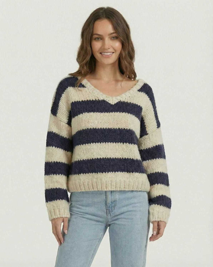 Pullover de mujer a rayas, escote en V. Cómodo y relajado, perfecto para looks de otoño e invierno.