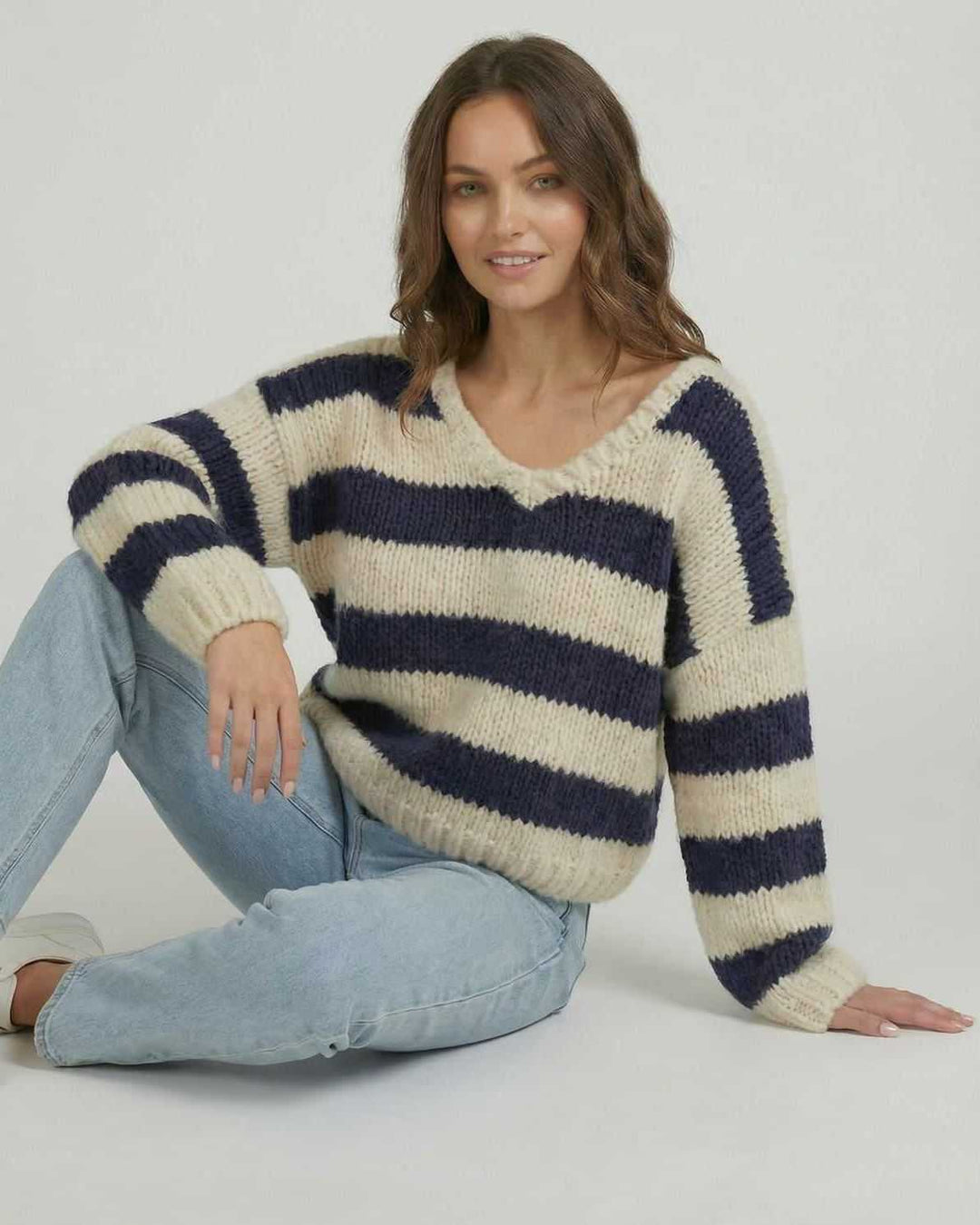 Jersey de mujer con diseño a rayas y escote en V. Suéter cómodo para moda casual de otoño-invierno.