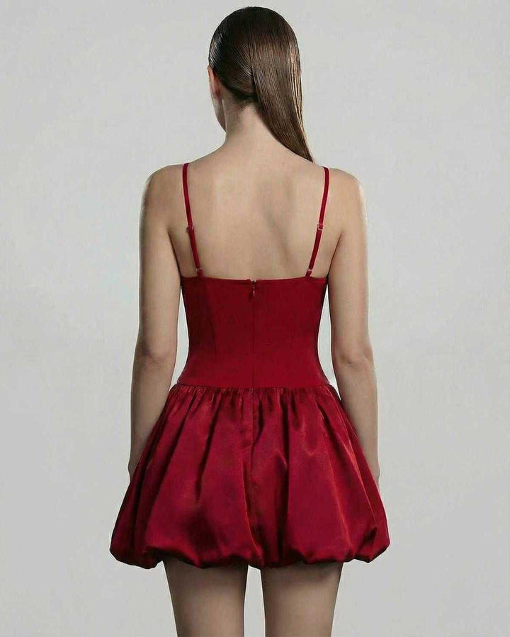 Vestido mini de cóctel blanco para mujer, ideal para fiesta, sin mangas, diseño versátil y elegante.