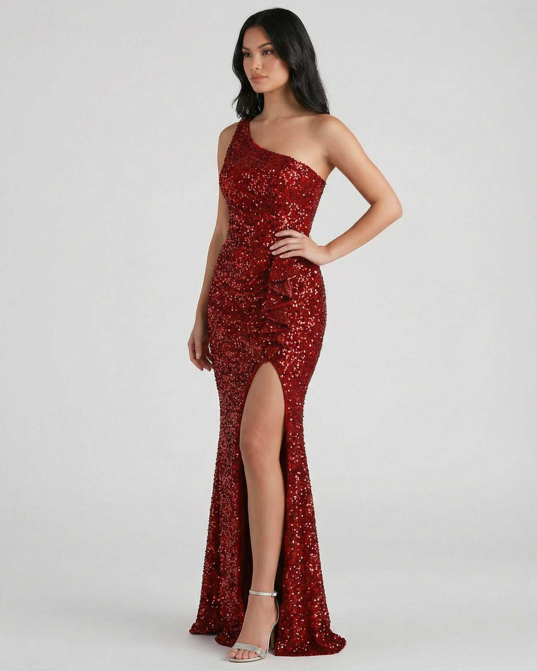 Mujer luciendo vestido maxi rojo de lentejuelas, estilo un hombro, perfecto para eventos de noche.