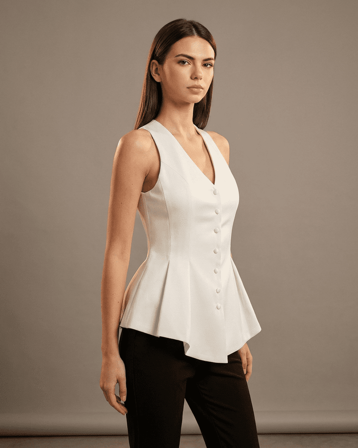 Blusa celeste casual chic de mujer, sin mangas y escote en V. Perfecta para un estilo versátil y cómodo.
