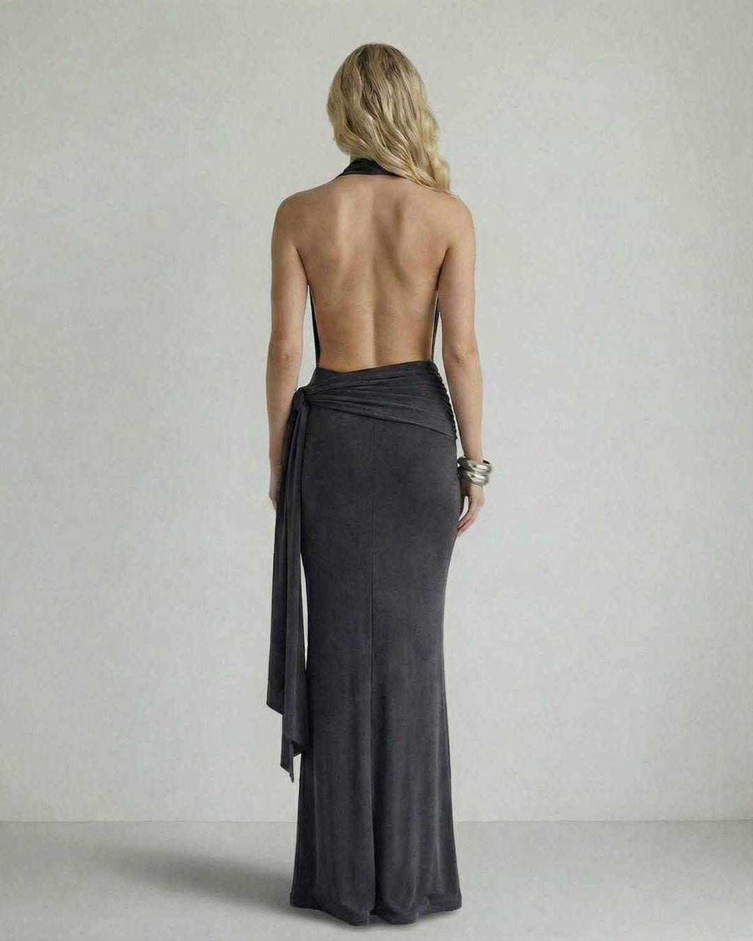 Vestido maxi celeste de noche con espalda abierta, estilo elegante y atemporal para mujer.
