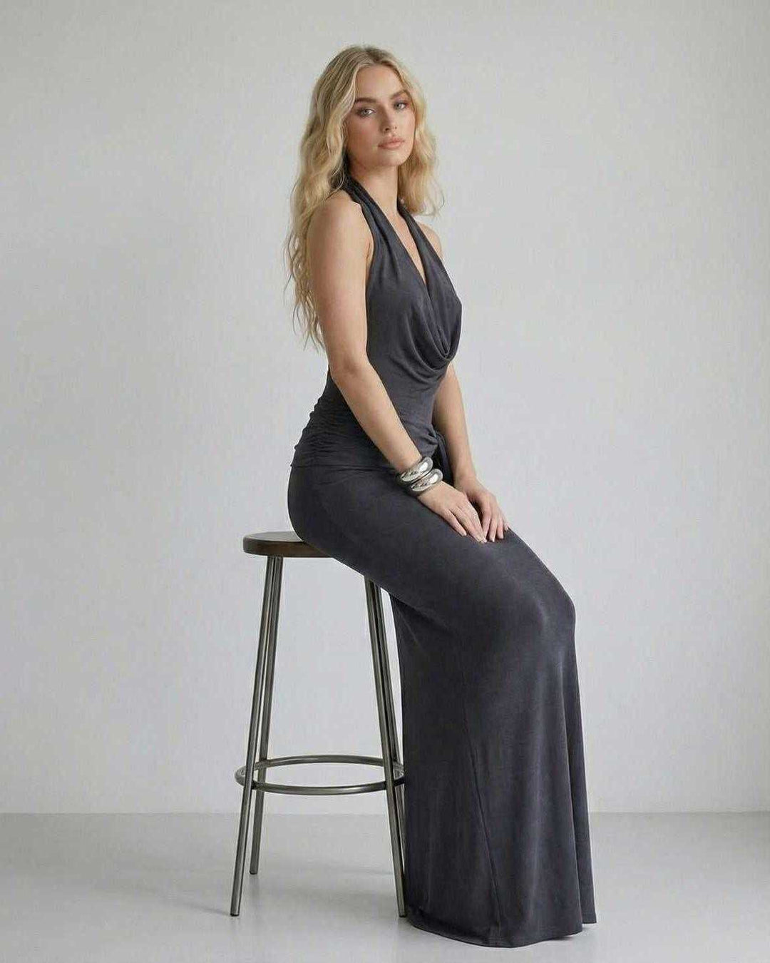 Vestido de noche celeste para mujer, estilo formal y elegante, con diseño maxi fluido.