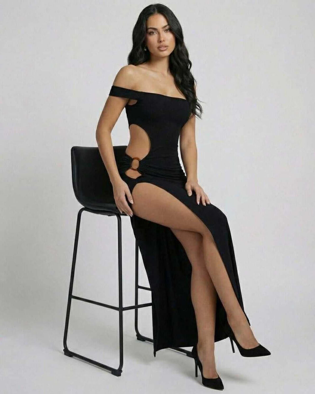 Estilo moderno en vestido maxi blanco, ideal para noche, con corte lateral y diseño elegante.