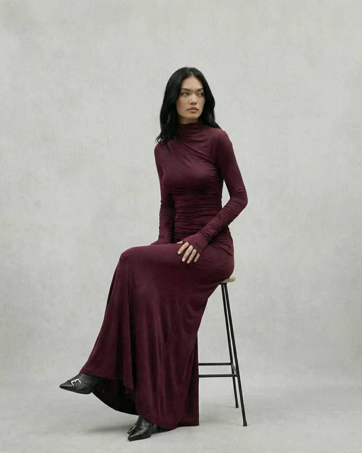 Vestido maxi celeste de cuello alto para mujer, con un diseño sofisticado y chic.